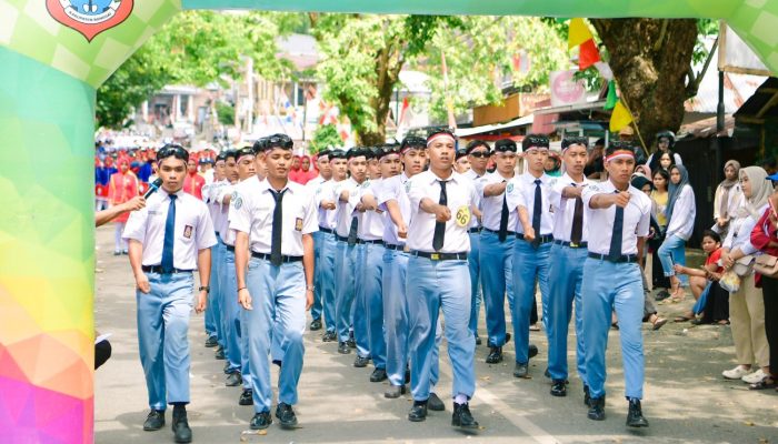Pelajar SMP – SMA Ramaikan Gerak Jalan HUT RI 80