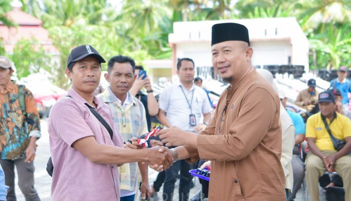 Bantu Petani Tingkatkan Produktivitas, Dinas TPHP BanggI Salurkan 103 Unit Hand Tracktor