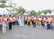 Plt Sekab Banggai Lepas Peserta Jalan Sehat HUT ke-80 RI di Teluk Lalong