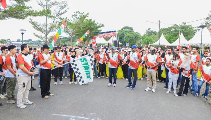 Plt Sekab Banggai Lepas Peserta Jalan Sehat HUT ke-80 RI di Teluk Lalong