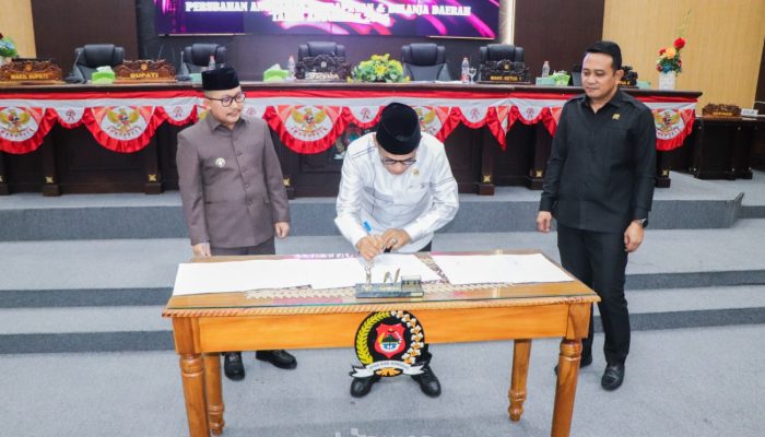 Pemerintah Daerah Bersama DPRD Banggai Sahkan Raperda Perubahan APBD Tahun Anggaran 2025