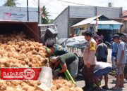 Truk Muat Kelapa Terbalik di Bunta, Timpa Dua Bentor