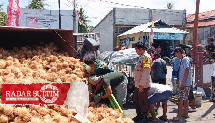 Truk Muat Kelapa Terbalik di Bunta, Timpa Dua Bentor